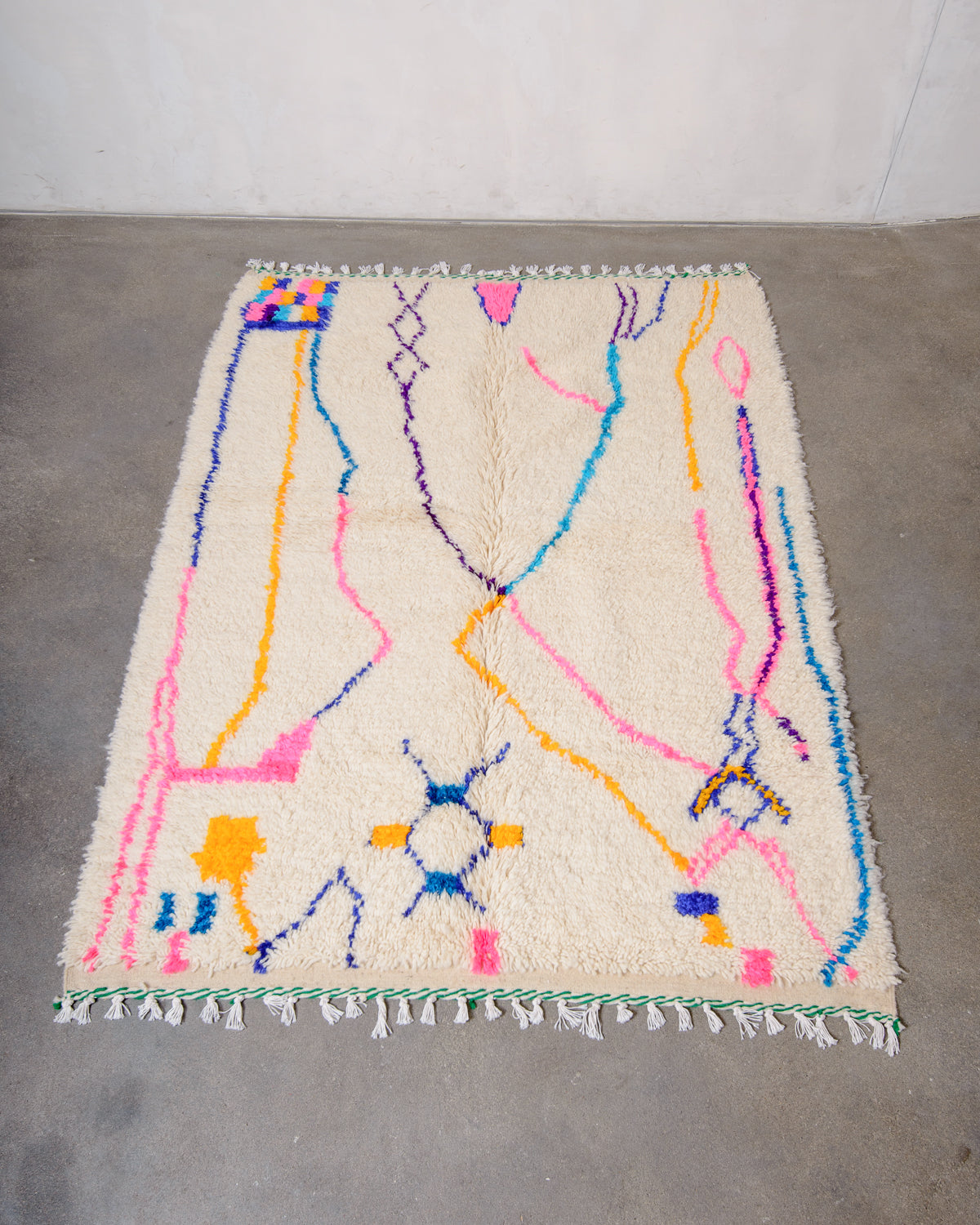 Modern designer handcrafted Berber rug from Morocco. Azilal rug with beautiful colours and patterns. Made of sheep’s wool and cotton.
